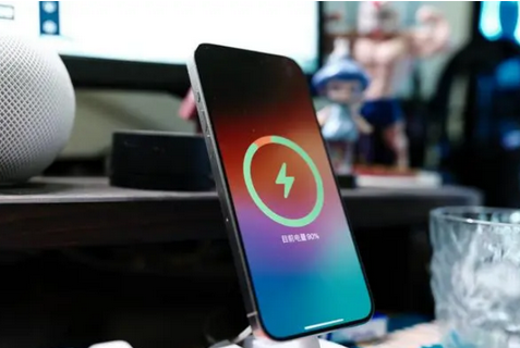 双阳苹果15换屏服务分享用什么充电器给iPhone15充电更好 